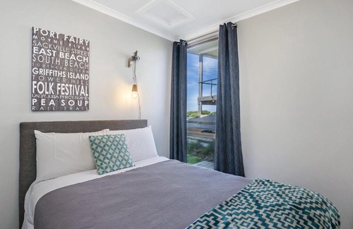 Port Fairy House | The Waves