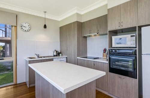 Port Fairy House | The Waves