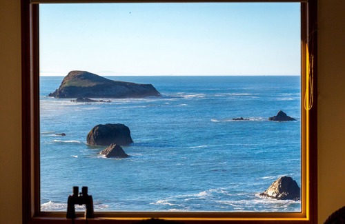 Brookings Condo | The Whale Watcher- 3rd story Condo with Ocean Views & Private Beach Access!