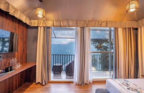 Mallital Hotel | The Whispering Oaks
