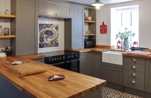 Newborough House | The White Anchor