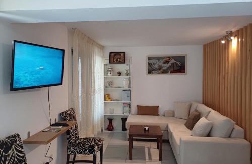 Divjake Apartment | The White House