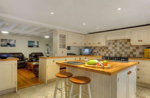Bridport House | THE WHITE HOUSE, pet friendly, country holiday cottage in West Bay
