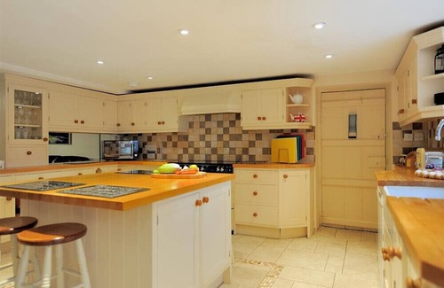 Bridport House | THE WHITE HOUSE, pet friendly, country holiday cottage in West Bay
