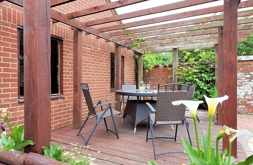 Bridport House | THE WHITE HOUSE, pet friendly, country holiday cottage in West Bay