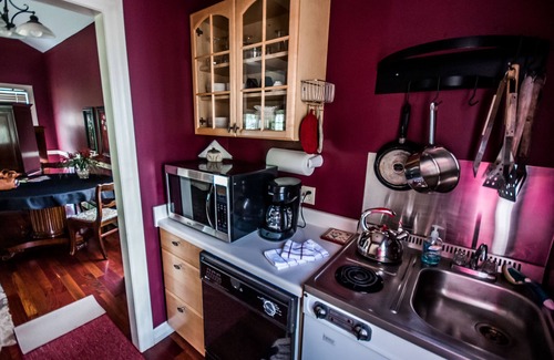 Divide Cottage | The Williamsburg Cottage at Valley Glen.your romantic mountain getaway