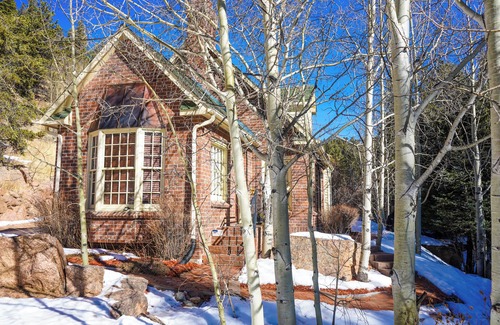 Divide Cottage | The Williamsburg Cottage at Valley Glen.your romantic mountain getaway