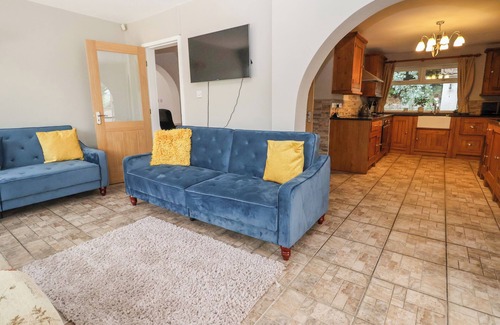 Acrefair Cottage | THE WILLOWS, pet friendly, with hot tub in Llangollen