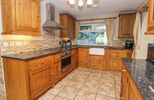 Acrefair Cottage | THE WILLOWS, pet friendly, with hot tub in Llangollen