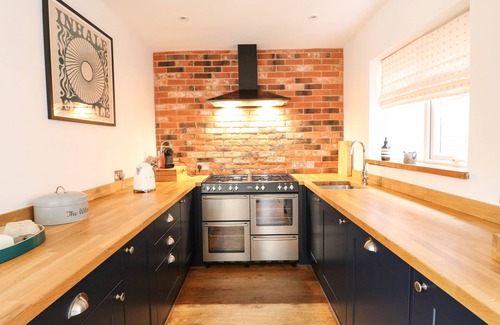 Melton Mowbray Cottage | THE WILLOWS, pet friendly, with hot tub in Melton Mowbray