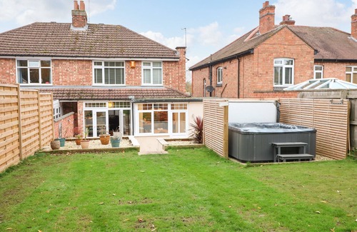 Melton Mowbray Cottage | THE WILLOWS, pet friendly, with hot tub in Melton Mowbray
