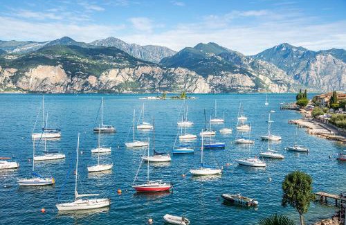 Assenza Apartment | The window on the lake