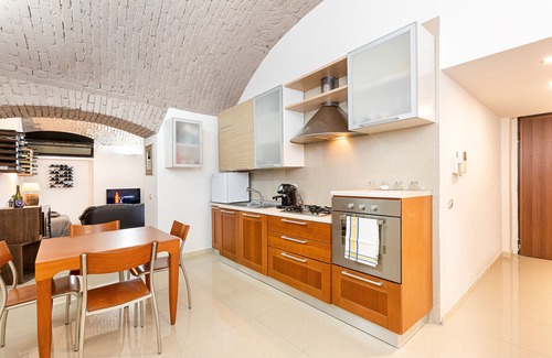 Isola Apartment | The wine cave Stylish 110sqm Flat, Strong WiFi, AC, Milan Central Station