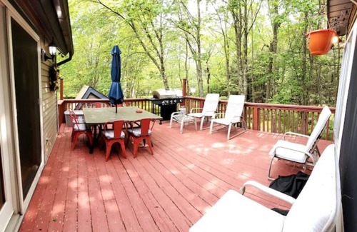 Lake Ariel House | The Woodland Hideout by the Lake features a private Hot Tub and Sauna
