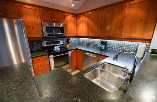 Blackcomb House | The Woods - Renovated, Family Friendly Condo on Free Shuttle and Golf Course