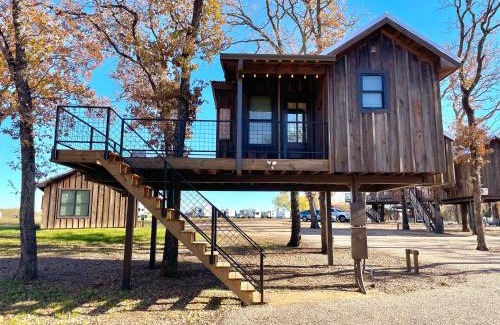Elm Mott Other | The Wren Treehouse 15 MIN to Magnolia Baylor