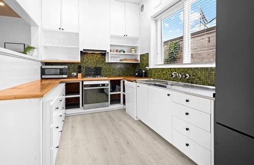 Mornington House | The Yak Shack- 200m to the Beach