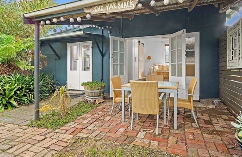 Mornington House | The Yak Shack- 200m to the Beach