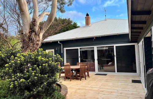 Mornington House | The Yak Shack- 200m to the Beach
