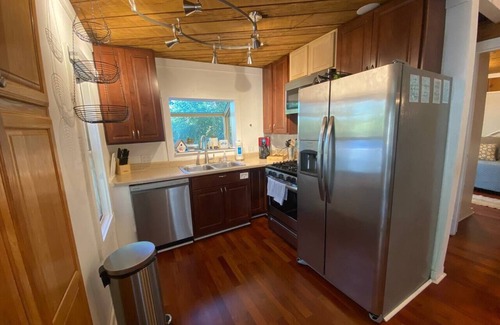 Antioch Cottage | The Yellow Cottage @ Cottages on Petite Lake