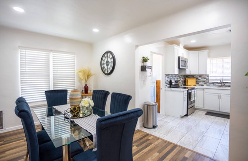 Yuma Townsite House | The Yuma White Modern Pool Home