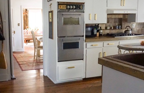 Oxford Cottage | The Z is a cozy cottage walking distance to the square, campus and Rowan Oak.