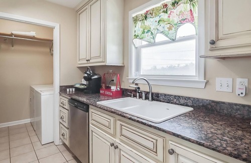 Shoreline Park House | "The Zion" - 2 Bedrooms 2 Bath Tiki Hut Private Boat Launch