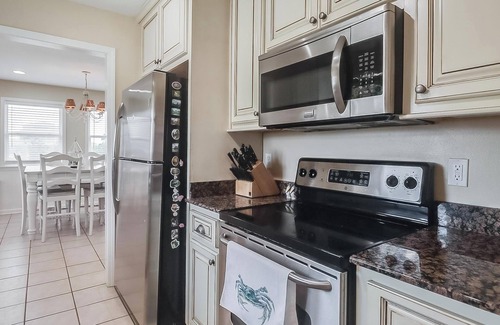 Shoreline Park House | "The Zion" - 2 Bedrooms 2 Bath Tiki Hut Private Boat Launch