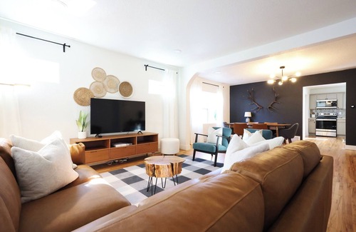 Cheyenne House | The1928 WEST Spacious 5 BR, Putting Green, Pool Table & Arcade Games