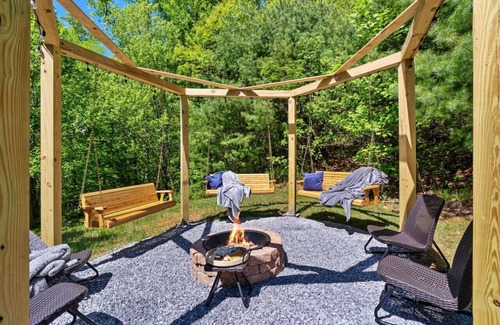 Swannanoa House | Theatre~2 Hottubs~MTN Views~Hidden SpeakEasy