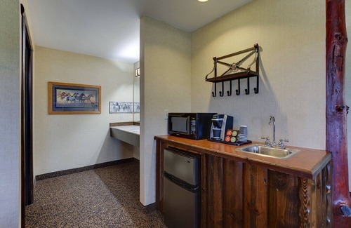 Columbia Hotel | Theme Suite w/Whirlpool & Fireplace! Stoney Creek Columbia | 2 Units