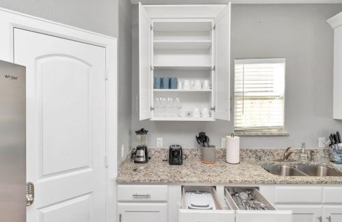 Southeast Houston Apartment | Themed Unit 2BD 2BA Near NRG HOU Med Center S