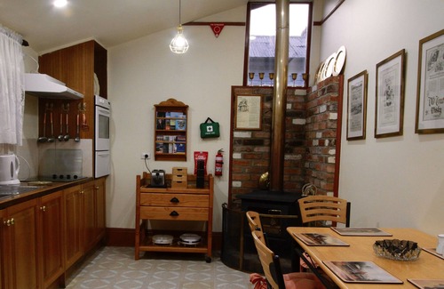 Invermay House | There was a Crooked House, close to Launceston CBD, UTAS University & Stadium, r