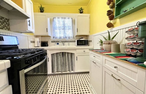 Monticello Park Apartment | TheStudio@MonticelloPark-CowboyPool+Hottub+KingBed