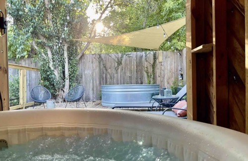 Monticello Park Apartment | TheStudio@MonticelloPark-CowboyPool+Hottub+KingBed