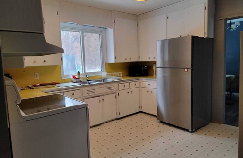 Saskatoon Downtown House | TheSunshine: Bright & Peaceful 2 Bedrm Main Floor Charcter Home