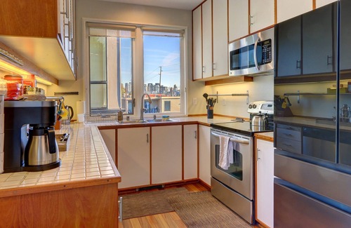 Eastlake Condo | Third floor Condo with deck and stunning views of Lake Union