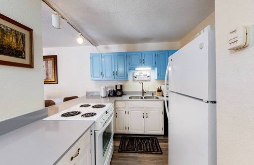 Historic District Condo | Third-Floor Mountain-View Condo at Gold Creek w/Free WiFi - Walk to Gondola