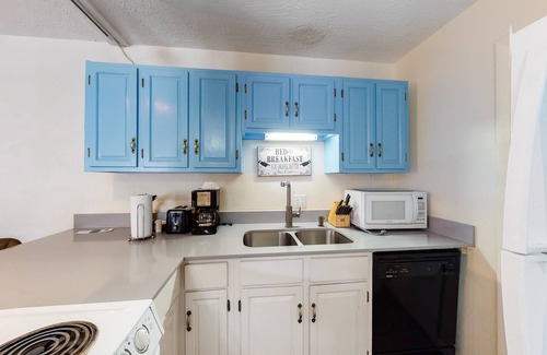 Historic District Condo | Third-Floor Mountain-View Condo at Gold Creek w/Free WiFi - Walk to Gondola