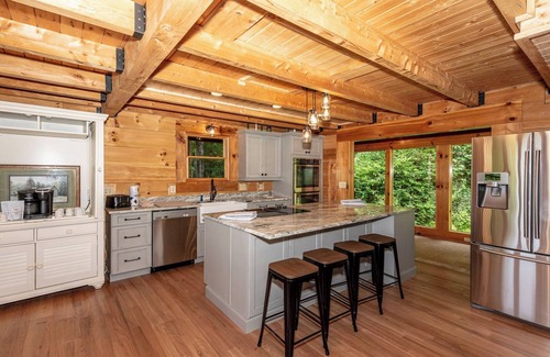 Townsend Cabin | This 5 bedroom 5 bath log cabin with spectacular views, secluded, & Hot-tub