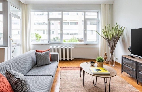 Besiktas Apartment | This apartment is a 3 bedroom(s), 1 bathrooms, located in Beşiktaş, İstanbul.