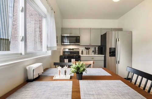 Lawrenceville Apartment | This apartment is a 2 bedroom(s), 1 bathrooms, located in Pittsburgh, PA.