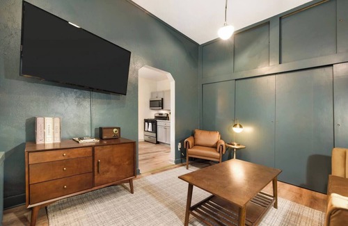 Lawrenceville Apartment | This apartment is a 2 bedroom(s), 1 bathrooms, located in Pittsburgh, PA.