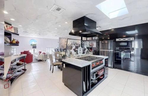 Marco Island Apartment | This beautiful 1 bedroom art deco 1500 sq. ft apt has its own private entrance.