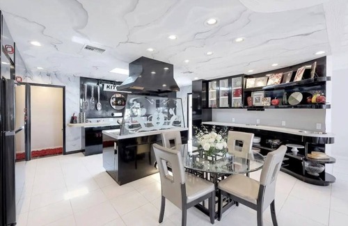 Marco Island Apartment | This beautiful 1 bedroom art deco 1500 sq. ft apt has its own private entrance.