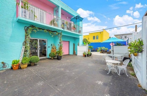 Marco Island Apartment | This beautiful 1 bedroom art deco 1500 sq. ft apt has its own private entrance.