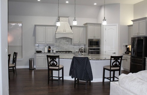 Dallas House | This beautiful 3200 SF single storey with loft backs onto a heavily treed forest