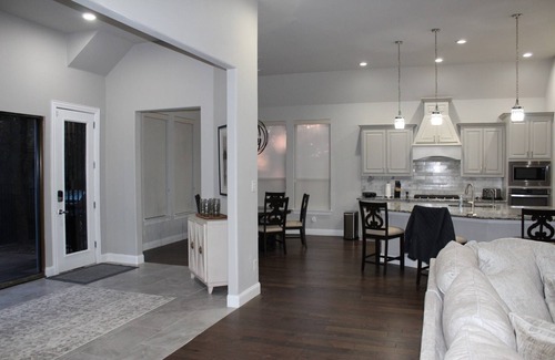 Dallas House | This beautiful 3200 SF single storey with loft backs onto a heavily treed forest
