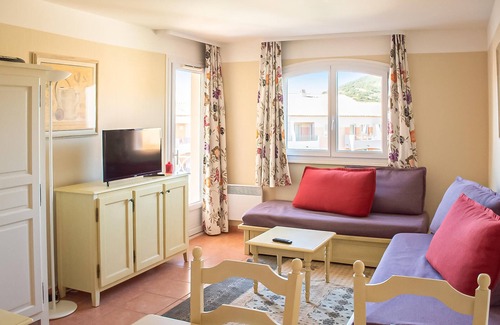 Les Issambres Apartment | This beautiful apartment is located on the 2nd floor of a secured complex and offers its guests a go