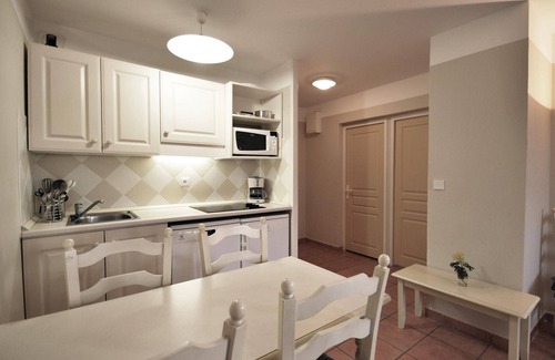 Les Issambres Apartment | This beautiful apartment is located on the 2nd floor of a secured complex and offers its guests a go